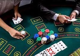 CV666 အွန်လိုင်း စလော့ Mobile Slots Myanmar ကစားသမား Smartphone မှ Video Slots ကစားနေသောမြင်ကွင်း